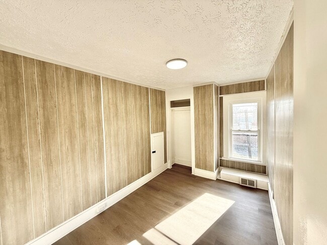 Building Photo - 924 Spring Ave NE