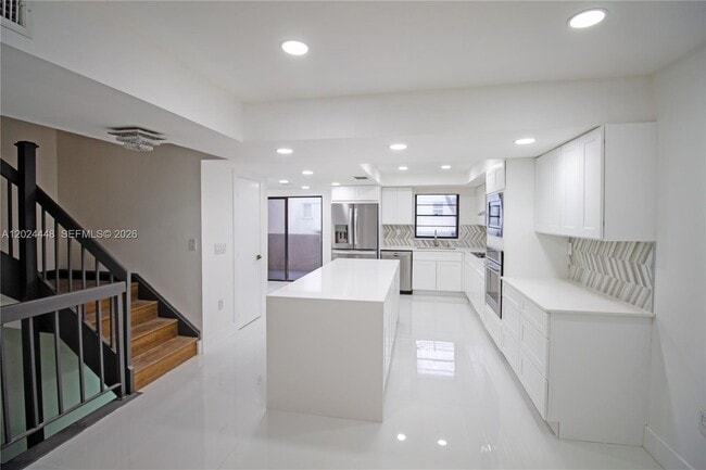 Building Photo - 1222 Hillsboro Mile