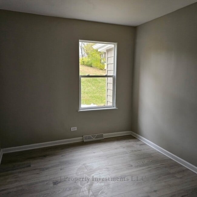 Building Photo - 7119 S Solon Rd