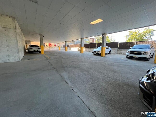 Building Photo - 555 10th St