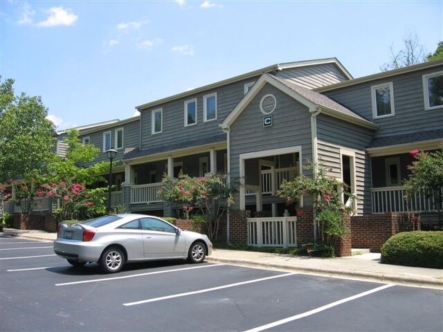 Primary Photo - Wonderful 4BR garden apartment a few block...