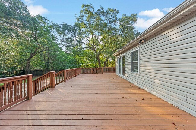 Building Photo - Pet Friendly!  Ideal location to Eglin AFB!!