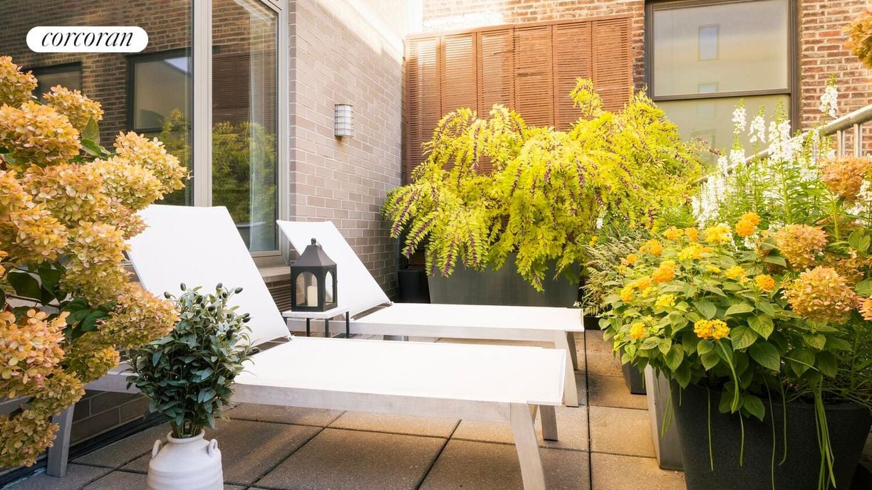 Building Photo - 224 W 18th St