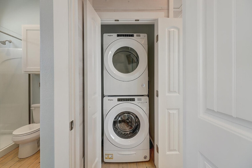 Building Photo - 1624 Eleventh Street-SI ID1023226P