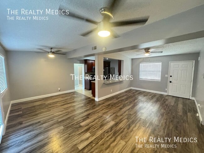 Building Photo - 1102 Egan Dr