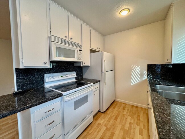 Building Photo - Prime West Hollywood location within a close proximity to everything!