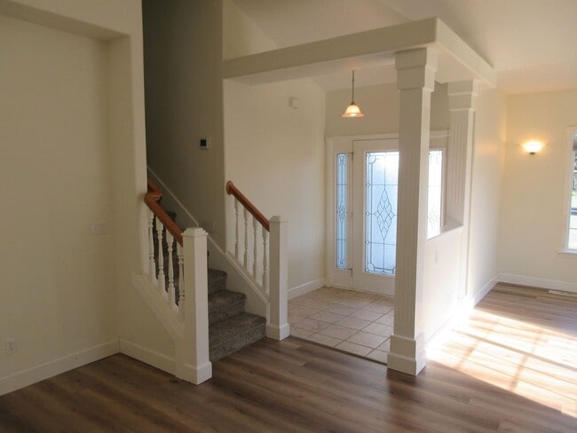 Building Photo - Large 4 Bedroom Home in West Salem