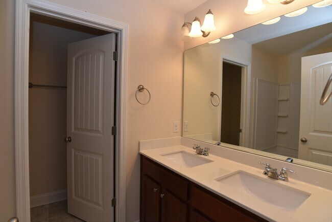 Building Photo - 3 Bed/2.5 Bath Townhome in Richmond Hill