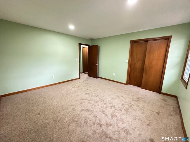 Building Photo - 10 Windwood Dr