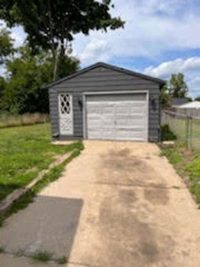 Building Photo - UPPER SOUTH 2 BEDROOM HOME