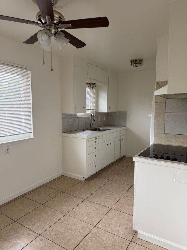 Building Photo - 1 Bedroom and 1 Bath Apartment