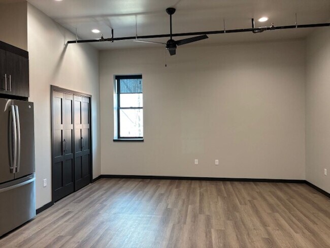 Building Photo - 407 W Norfolk Ave