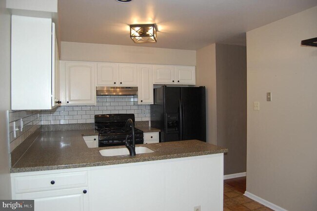Building Photo - 131 Red Haven Dr