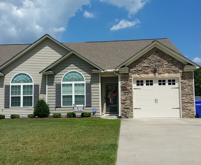 3BR/2BA Duplex Near Vidant Medical Center 3348 Ellsworth Dr