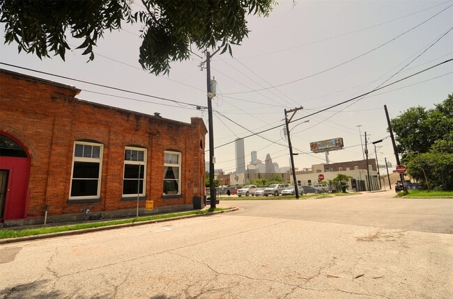 Building Photo - 1310 Nance St