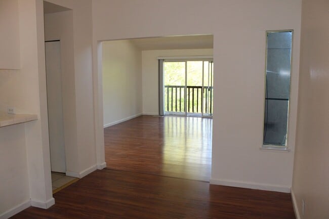 Building Photo - Bright 2 Bedroom, 2 Bathroom Condo, W/ Gar...