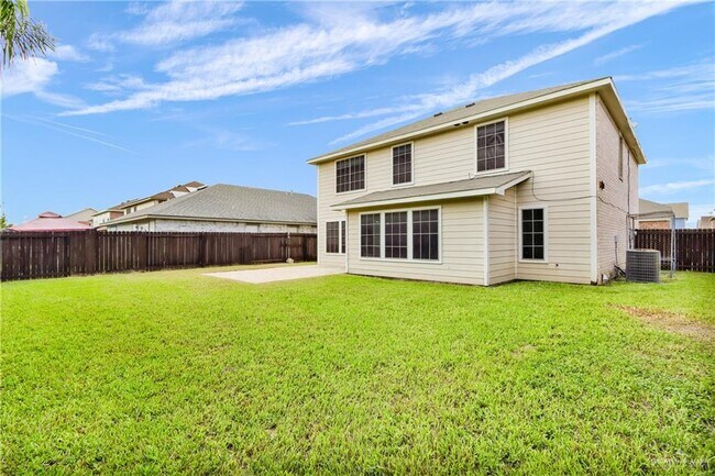 Building Photo - 25 Periwinkle Ave