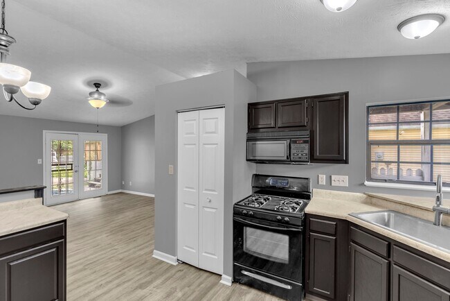 Building Photo - 833 Delray Dr