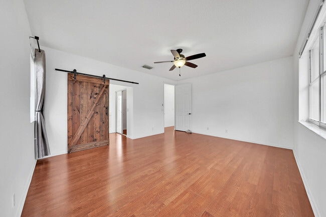 Building Photo - 5878 Bay Hill Cir