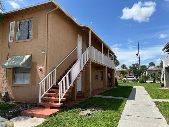 Primary Photo - Beautiiful Palm Gardens 2 bedroom, 1 bath ...