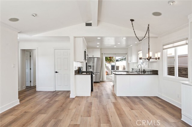 Building Photo - 413 N Paulina Ave