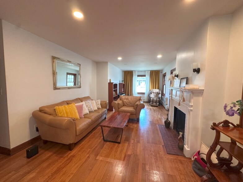 Building Photo - 303 N Delphine Ave