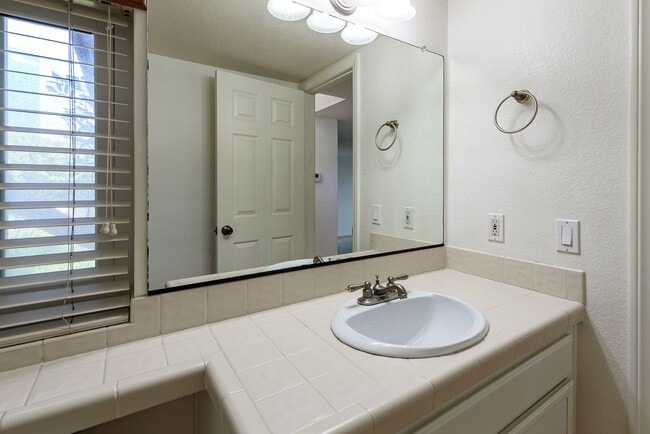 Building Photo - Convenient, Spacious Townhome for Rent in ...