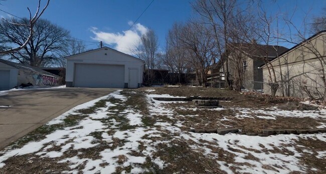 Building Photo - Spacious 3 Bed Home with Enclosed Porch & Detached Garage