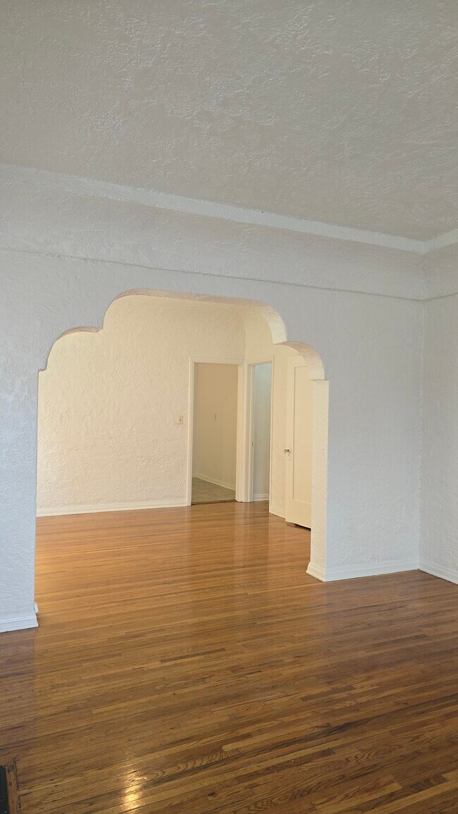 Building Photo - 2621 Wellington Rd