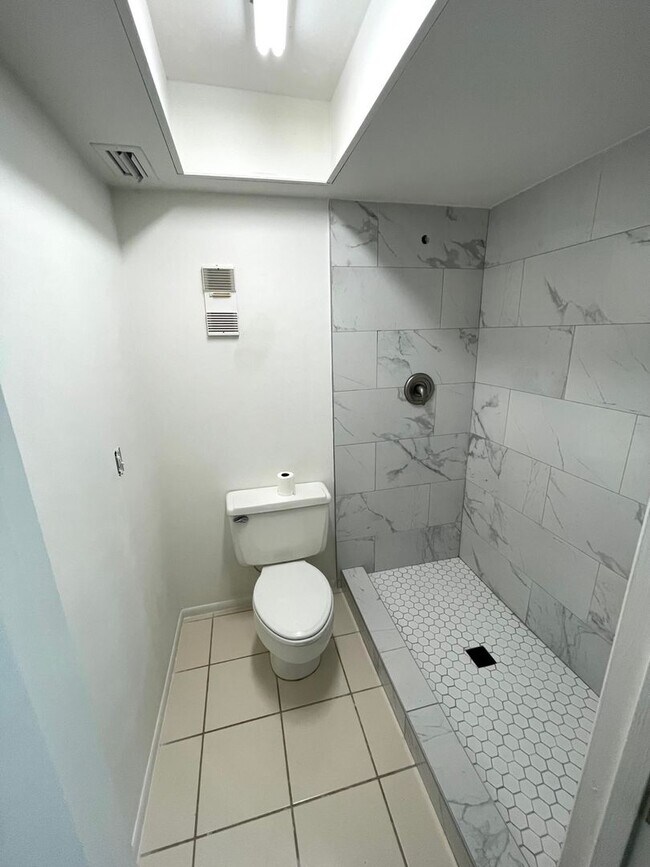 Building Photo - Spacious 2Bed/2Bath Condo for Rent!! Sarasota