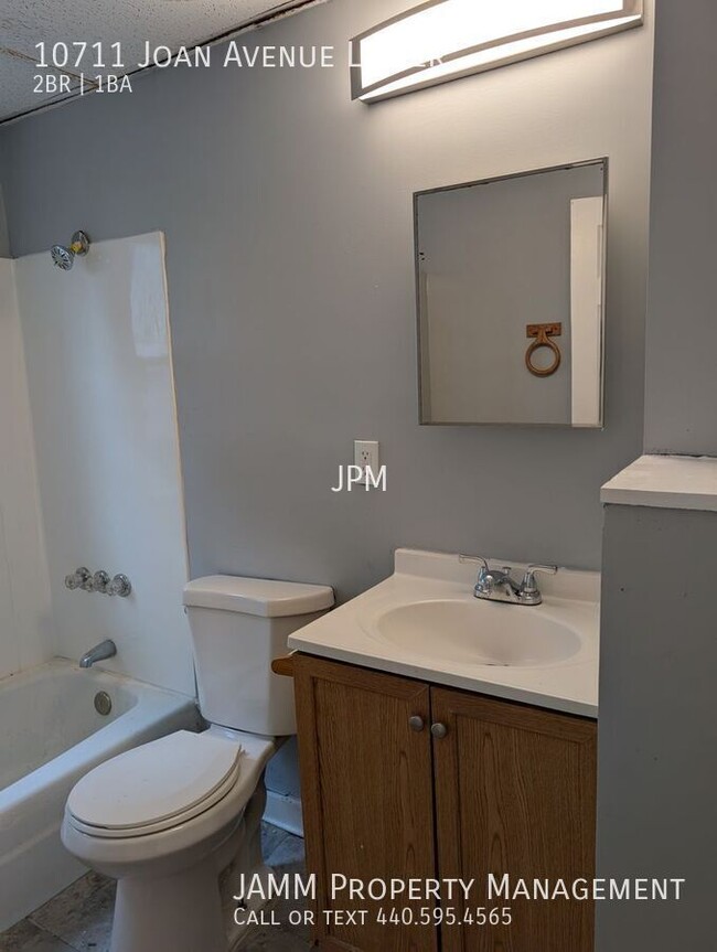 Building Photo - Updated 2-Bedroom Duplex Apartment in West...