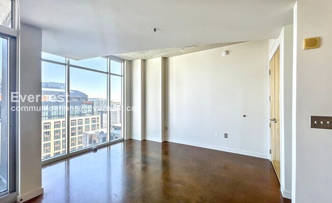 Building Photo - Modern 1-Bedroom Condo with City Views in Prime Nashville Location / Available Now!