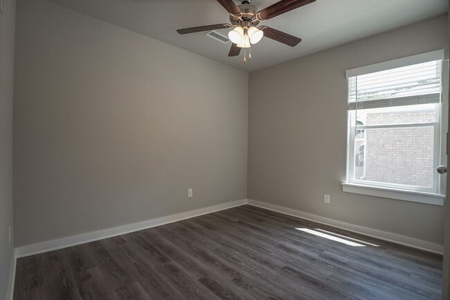 Building Photo - 2 Bedroom 2 Baths, Very Close to U of A!!