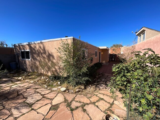 Building Photo - 3 Bedroom Single Story Home Available Near...