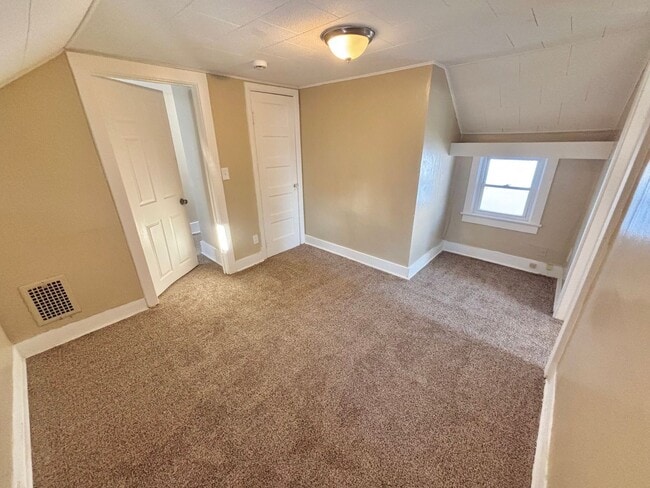 Building Photo - Spacious 4bd Home | 1st Floor Laundry Room | Hardwood Floors
