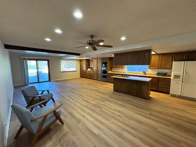 Building Photo - Spacious Central Ventura Home