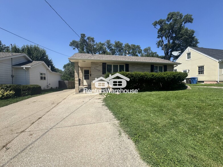 Primary Photo - 5813 Clark St