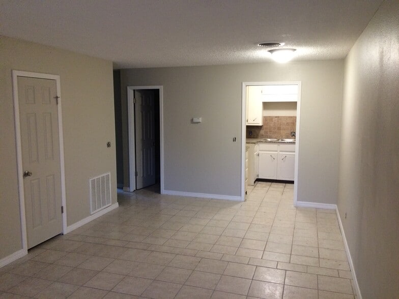 Building Photo - 821 Hardy Springs Cir