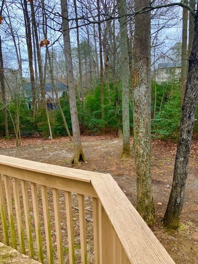 Building Photo - SPACIOUS HOME ON LARGE LOT - 4 BEDS 2.5 BATHS