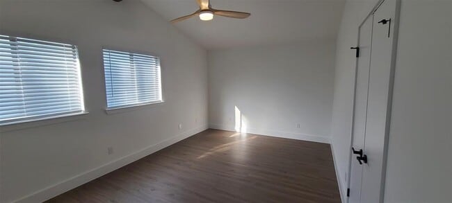 Building Photo - 1723 Lakeway Blvd