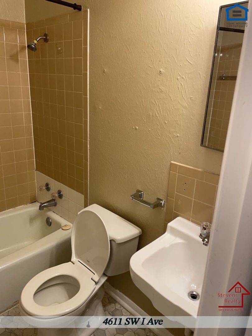 Building Photo - 4611 SW I Ave