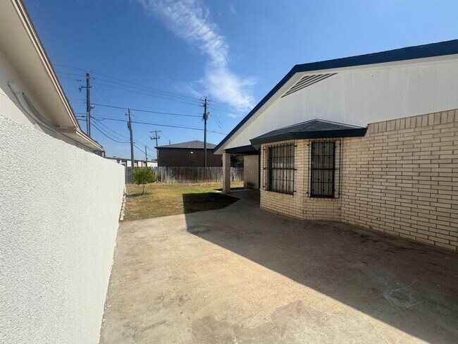 Building Photo - 247 Northpoint Dr