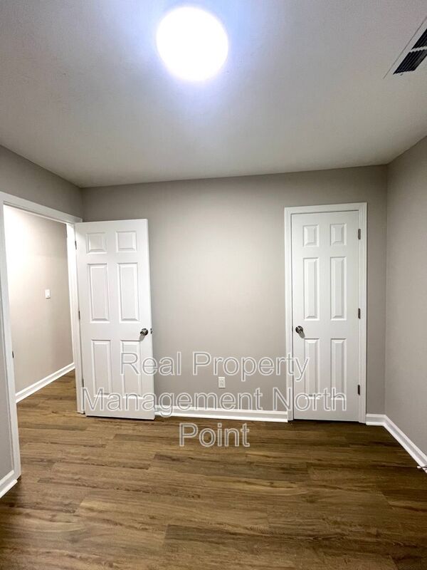 Building Photo - 5843 Summerglen Ln