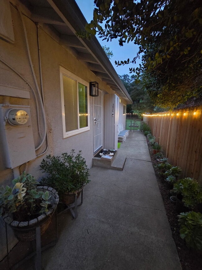 Building Photo - 3 bed 1 bath Duplex with garage and privat...