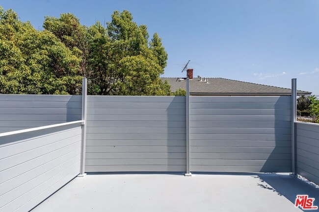 Building Photo - 1812 W Glenoaks Blvd