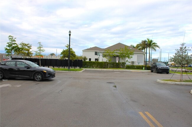 Building Photo - 470 NE 12th St