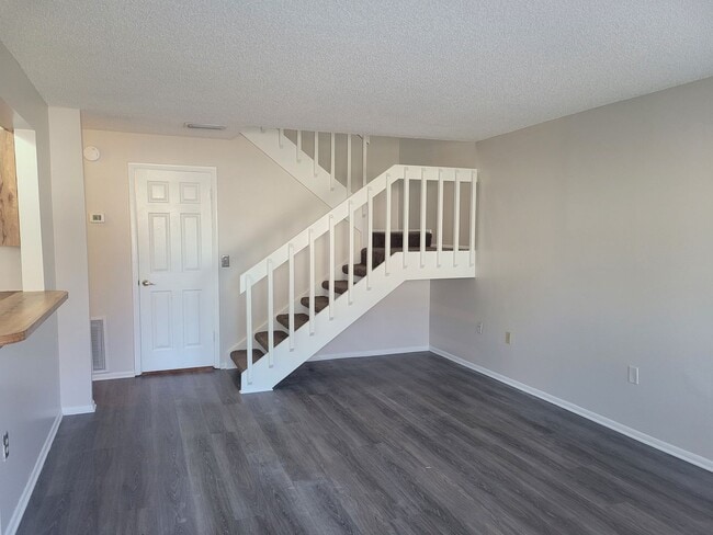 Building Photo - FOR RENT!! CUTE AND COZY 2 BED 1.5 BATH WITH GARAGE (MOVE IN SPECIAL)...
