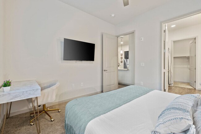 Building Photo - 711 W Broadway Rd