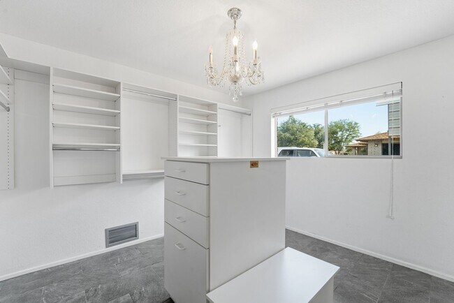 Building Photo - Welcome to this beautiful 5-bedroom, 3-bathroom home in Tempe Arizona!