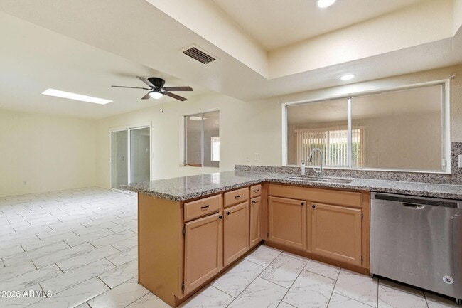 Building Photo - 4731 W Paradise Ln